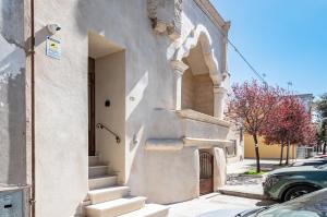 ナルドにあるLa Torretta - Nardò Charming Apartmentの側面に階段がある建物