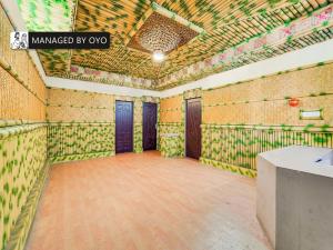 OYO Sejour De Confort Lawspet في بونديتْشيري: غرفة فارغة وعليها جدران