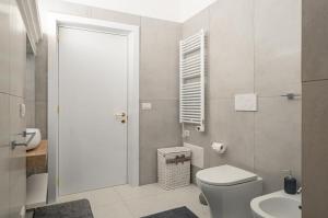 ナルドにあるLa Torretta - Nardò Charming Apartmentのトイレと洗面台付きのバスルーム +5枚の写真