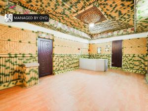 een lege kamer met een grote kamer met muren bij OYO Sejour De Confort Lawspet in Pondicherry