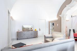 ナルドにあるLa Torretta - Nardò Charming Apartmentのソファと椅子のあるリビングルーム