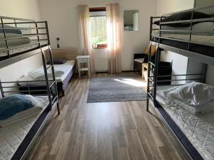 Katil dua tingkat atau katil-katil dua tingkat dalam bilik di Hässleholmsgårdens Vandrarhem