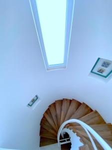 uma escada em espiral numa casa com uma clarabóia em Akdeniz Villa em Kas