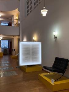 un gran monitor de ordenador en una habitación con silla en Hotel Avion - National Cultural Monument - ICONIC HOUSES ORG, en Brno