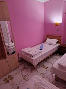 um quarto com duas camas e um espelho em Hostel Panda em Tbilisi