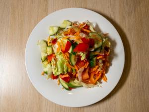 um prato de alimentos com legumes sobre uma mesa em VENUS Harbourside - FEMALE ONLY HOSTEL em Sidney
