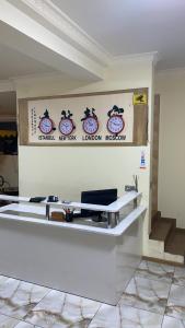 um lobby com um relógio na parede em Hostel Panda em Tbilisi