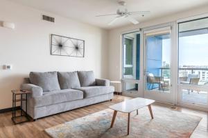 New 2 Bed Luxury Apartment tesisinde bir oturma alanı