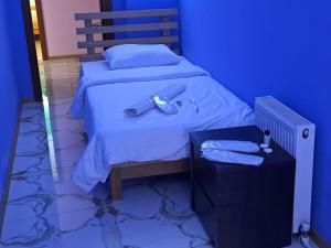 uma cama com um relógio em cima em Hostel Panda em Tbilisi