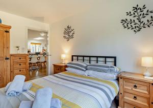 a bedroom with two twin beds and a kitchen at Waters Edge in Pentney