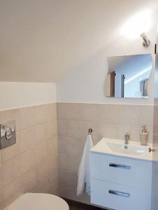 ein Badezimmer mit einem weißen WC und einem Waschbecken in der Unterkunft Belvárosi allódium 2. in Szentendre