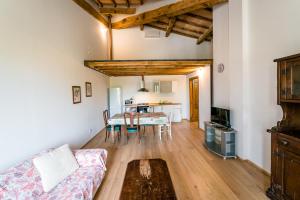 Agriturismo Bio San Mamiliano في غروسيتو: غرفة معيشة مع أريكة وطاولة