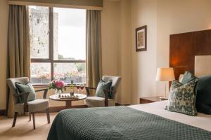 Uma cama ou camas num quarto em Trim Castle Hotel