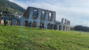 a group of people riding bikes in front of a building at Porta del centro in Gubbio