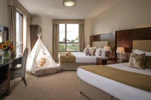 Uma cama ou camas num quarto em Trim Castle Hotel
