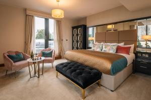 Uma área de estar em Trim Castle Hotel