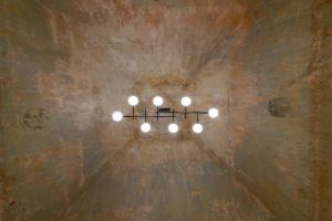 莫诺波利Il Pumo Verde by MONHOLIDAY的吊灯挂在天花板上