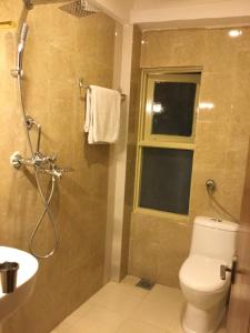 Uma casa de banho em Trekkers Home