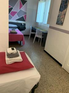 une chambre avec un lit, une table et une table dans l'établissement Hotel Splendor, à Tortolì