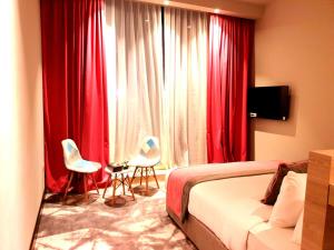 TV a/nebo společenská místnost v ubytování FORTUNE ATRIUM HOTEL