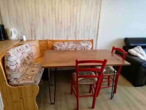 um quarto com uma mesa e cadeiras e um sofá em Appartement 33 m2 proche centre em Orcières