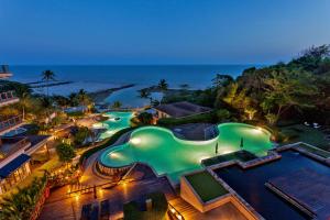 una vista aérea de una piscina en un complejo en ShaSa Resort - Luxury Beachfront Suites, en Lamai