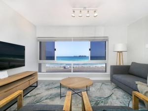 TV a/nebo společenská místnost v ubytování Zeezicht 204 Bloubergstrand