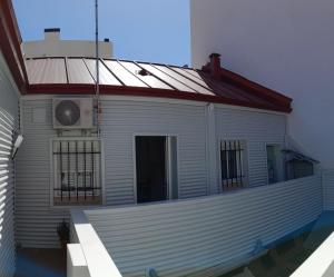 um edifício branco com uma ventoinha ao lado em Home P.C em Getafe