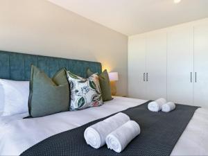 Postel nebo postele na pokoji v ubytování Zeezicht 204 Bloubergstrand