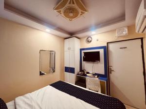 una piccola camera con letto e scrivania di Hotel Metro View Near Adarsh Nagar Delhi Metro Station a Nuova Delhi