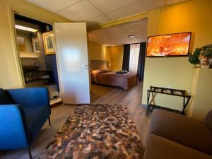 uma sala de estar com um sofá e uma cama num quarto em De Post B&B Restaurant em Klimmen