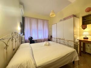 ガリポリにあるLa Stanza di Lauraのベッドルーム(ベッド1台、窓付)