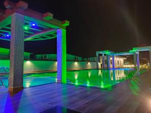 Bazén v ubytování The Triton Beach Resort nebo v jeho okolí