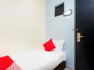 Postel nebo postele na pokoji v ubytování EG Hotel, Setia Tropika, JB