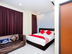 Postel nebo postele na pokoji v ubytování EG Hotel, Setia Tropika, JB