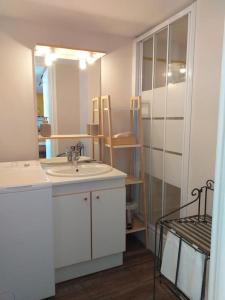 un baño con lavabo y espejo en Cap Lihou, en Granville