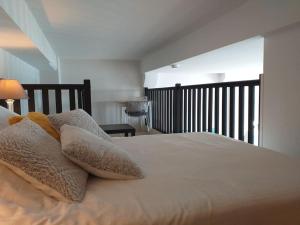 En eller flere senge i et værelse på Cap Lihou