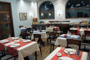Restauracja lub miejsce do jedzenia w obiekcie Hotel Santiago