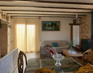 uma sala de estar com uma mesa e um sofá em Casa Rural María Y Cristina em Alhama de Múrcia