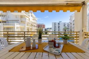 een tafel met een bord eten op een balkon bij Apartamentos Novelty Arysal in Salou