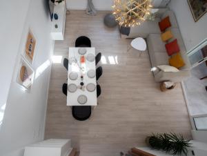 eine Draufsicht auf ein Wohnzimmer mit einem Tisch in der Unterkunft Gran Chalet con Piscina (8-10 pp) in L'Eliana