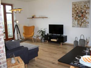 sala de estar con sofá y TV en Lust 3 in Malchow en Malchow