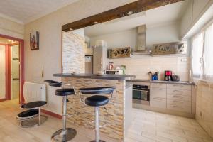 una cocina con encimera y taburetes. en Appartement au cros de cagnes bo001, en Cagnes-sur-Mer