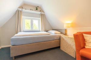 um quarto com uma cama e uma janela em Hus Mattgoot - private Einzelzimmer im DG und 1 OG em Ording