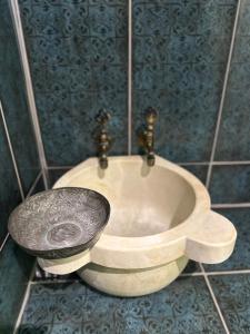 a bath tub with a sink in a bathroom at Melihaus in Cukurbag