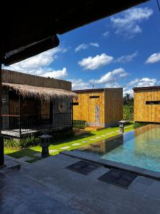 ein Resort mit einem Pool und einem Gebäude in der Unterkunft Nila Chandra Bungalows in Ubud