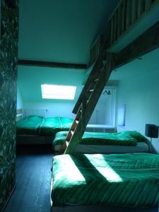 Zimmer mit 3 Etagenbetten und einer Treppe in der Unterkunft Forester in Malmedy