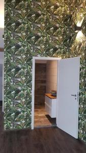 Zimmer mit einer Wand mit einer grünen Tapete in der Unterkunft Forester in Malmedy