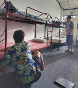 Dois homens num quarto com beliches em Georgetown Heritage Hostel em George Town