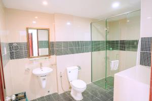 uma casa de banho com um WC, um lavatório e um chuveiro em Song Tien Hotel em Mỹ Tho